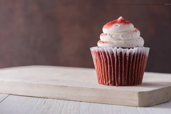 Red Velvet Cupcake Fundo Vermelho — Fotografia de Stock