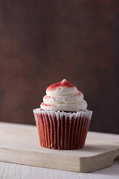 Red Velvet Cupcake Fundo Vermelho — Fotografia de Stock
