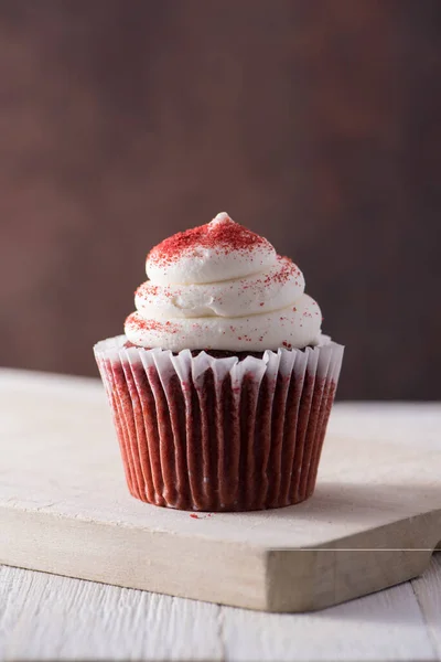 Terciopelo Rojo Cupcake Fondo Rojo —  Fotos de Stock