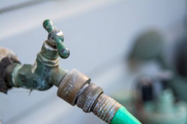 Eski bahçe hortumu musluğu vanası.