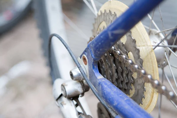 带链条 制动器电缆的现代自行车后轮结构的特写 — 图库照片