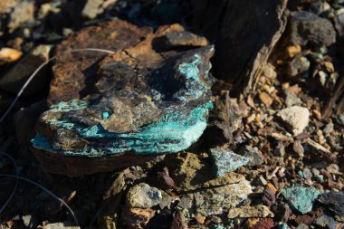 Güzel mavi mineral tanecikli pürüzsüz kayaların yakın çekim görüntüsü.