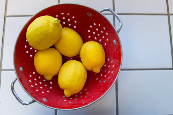 Large Ripe Lemons Red Colander — Stock Photo, Image