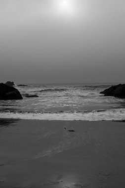 Kumsalda dalgalar yuvarlanıyor