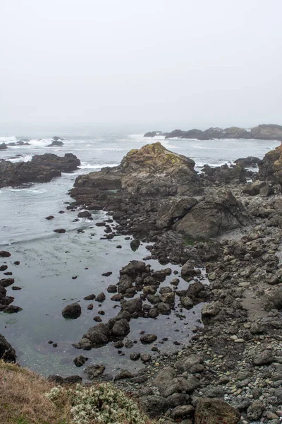 Mgliste Skaliste Wybrzeże Północnej Kalifornii — Zdjęcie stockowe