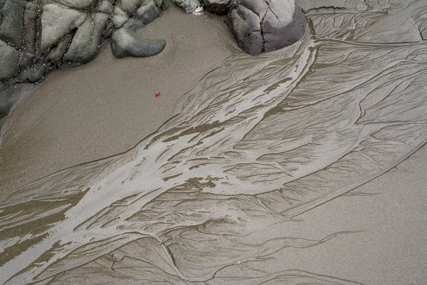 Мытье Воды Над Песчаным Пляжем Скалами — стоковое фото