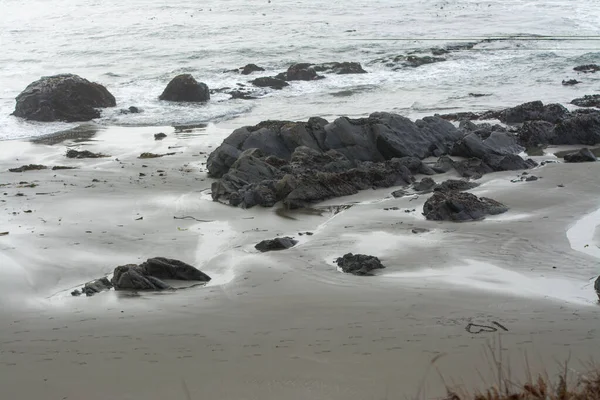 Хвилі Котиться Пляжі Над Піском — стокове фото