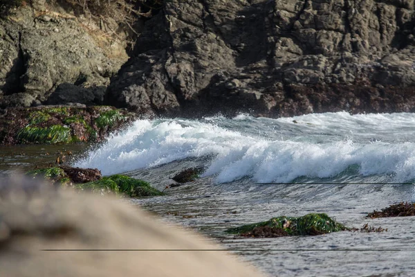 锯齿状岩石海洋海岸线上的波涛汹涌 — 图库照片