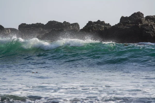 Rozbijające Się Fale Poszarpanym Skalistym Wybrzeżu Oceanu — Zdjęcie stockowe