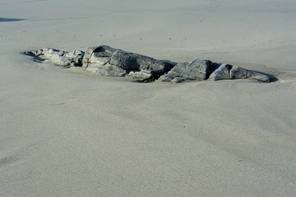 Kamenný Balvan Odhalený Vlnami Plážový Písek — Stock fotografie