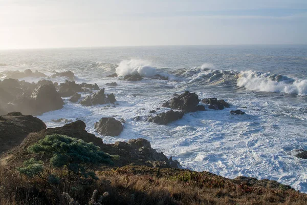 Krachende Wellen Über Zerklüftete Felsige Meeresküste — Stockfoto