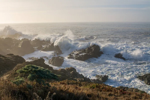 巨浪在洛基加利福尼亚海岸上空冲刷而过 — 图库照片
