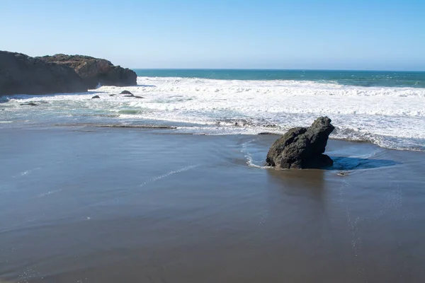 Onde Che Infrangono Sulla Frastagliata Costa Rocciosa Dell Oceano — Foto Stock