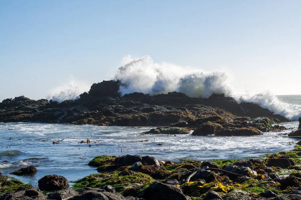 ギザギザの岩の海の海岸線に打ち寄せる波 — ストック写真