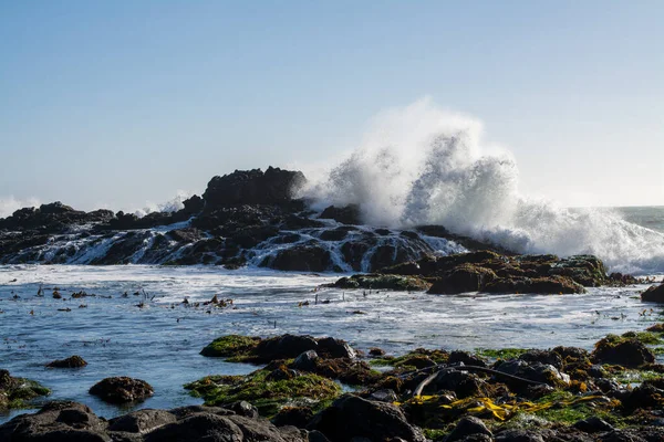 Crashing Waves Jagged Rocky Ocean Coastline — Stock Photo, Image