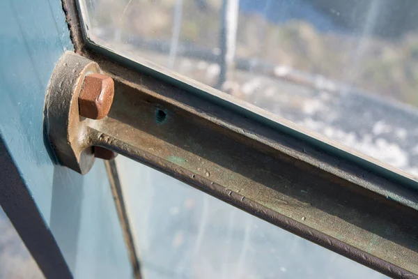 Alte Messingschiene Mit Schrauben Und Fenster — Stockfoto