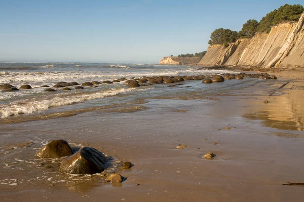 Waves Crashing Bowling Ball Beach Rocks California — Stock Photo, Image
