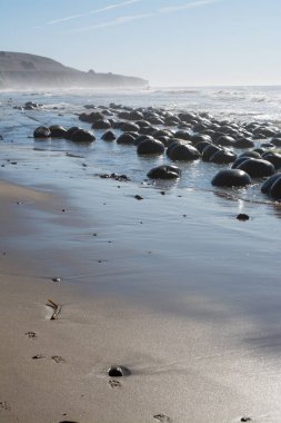 Bowling topu plajı California 'da büyük kaya çıkıntısı.
