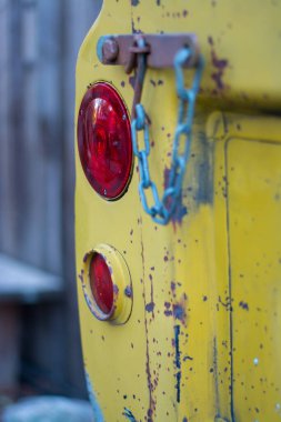 Eski sarı kamyonet klasik stop lambası lambası yanıp sönüyor.