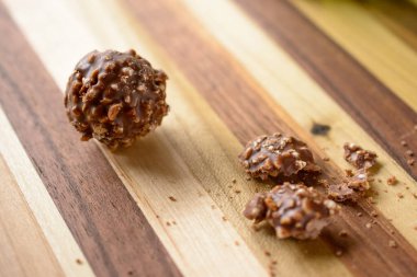 Kırılmış, yenmiş, lüks fındıklı yer mantarı.