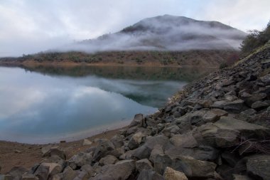 Berryessa Gölü, yağmur fırtınası sırasında Kaliforniya