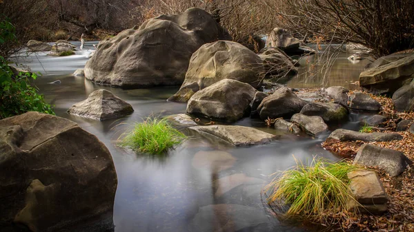 Landschaft Ruhigen Wasserflusses Fließt Zwischen Großen Felsen Und Gras Mit — Stockfoto