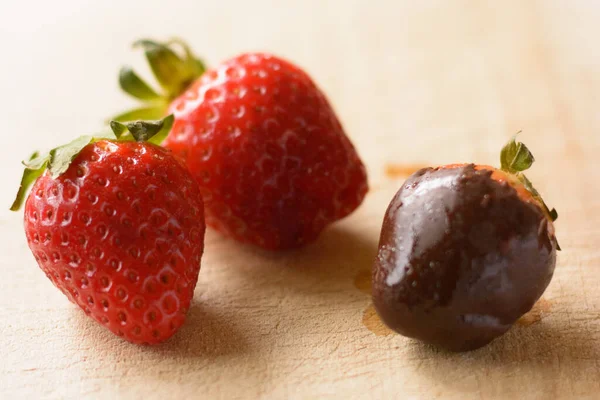 Fresas Rojas Jugosas Sumergidas Chocolate Sobre Tabla Cortar Madera Sobre — Foto de Stock