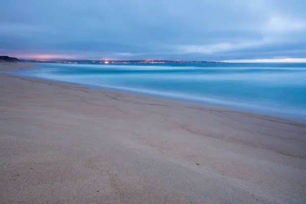 Спокойный Песчаный Пляж Голубой Океан Длительной Экспозиции — стоковое фото