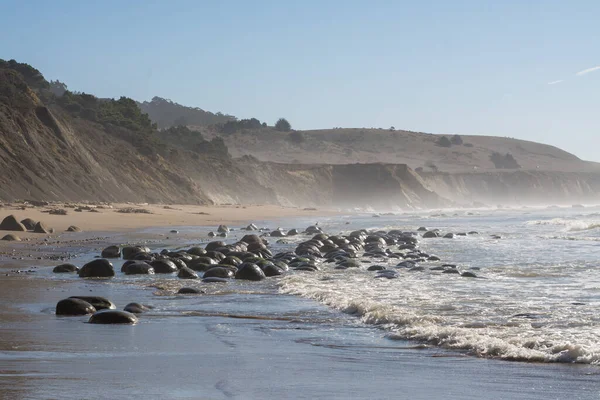 Ondas Batendo Sobre Rochas Praia Boliche Califórnia Fotografias De Stock Royalty-Free