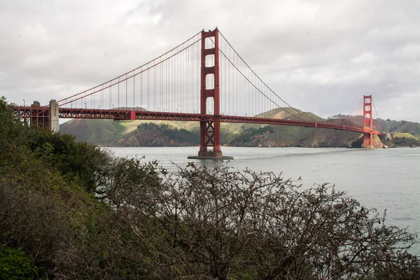 Vista Famosa Ponte Golden Gate Vermelha Que Cruza Estreito Dia — Fotografia de Stock