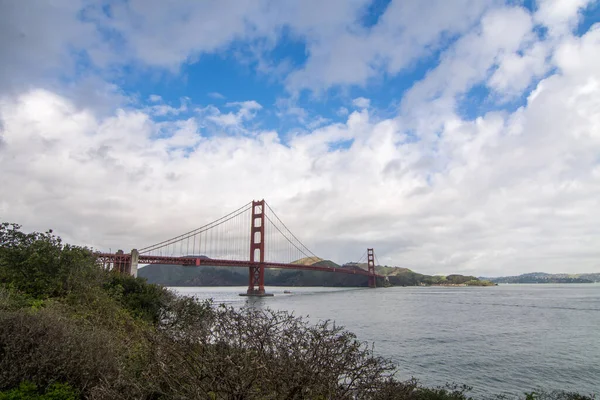 Vista Panoramica Della Costruzione Del Ponte Golden Gate Sopra Canale — Foto Stock