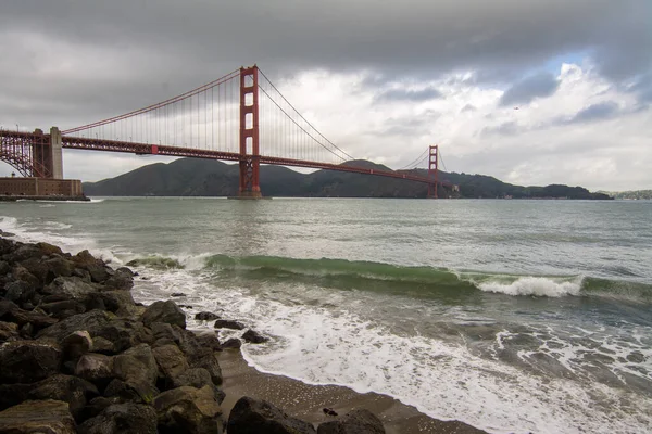 Malebný Pohled Zatažený Most Golden Gate Nad Kanálem Vlnami Skalnatém — Stock fotografie