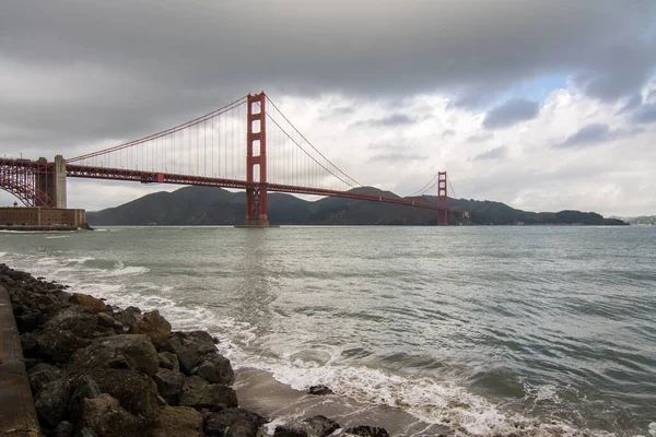 Úžasný Pohled Oceánské Vlny Skalnatém Pobřeží Výhledem Most Golden Gate — Stock fotografie