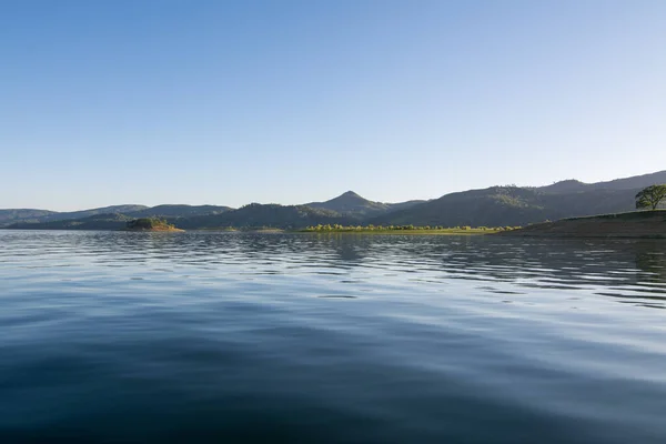 Berryessa Gölü Mavi Gökyüzü Yaz Kaliforniya — Stok fotoğraf