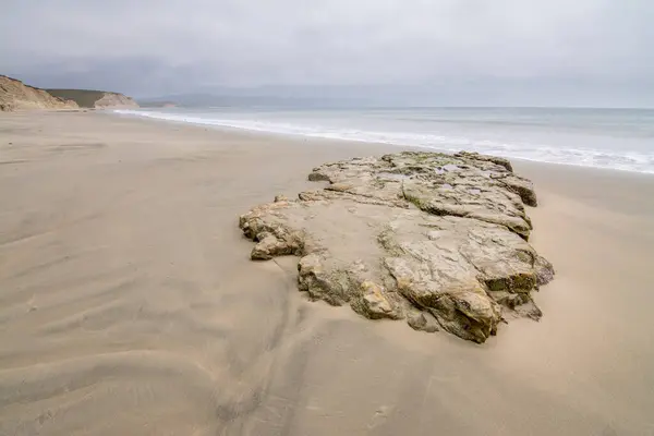 Kıyı Şeridindeki Kayaların Resimli Manzarası Değmemiş Kum Okyanus Dalgaları Kıyılarda — Stok fotoğraf