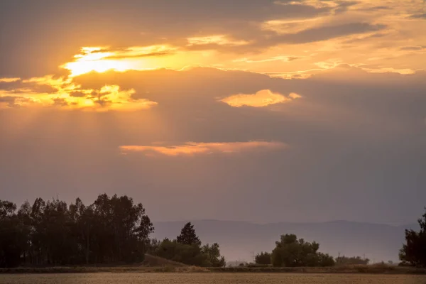 Sonnenuntergang Durch Wolken Über Getreide — Stockfoto