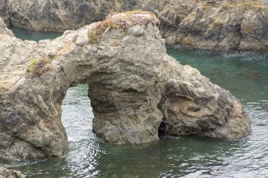 Okyanustaki deniz mağarası kaya köprüsü