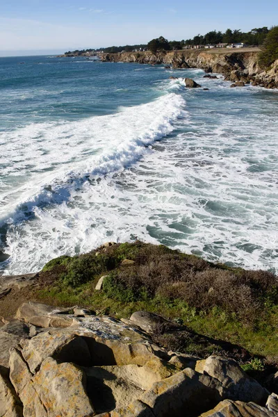 Adembenemend Uitzicht Schuimige Zee Golven Rollen Buurt Van Kliffen Majestueuze — Stockfoto