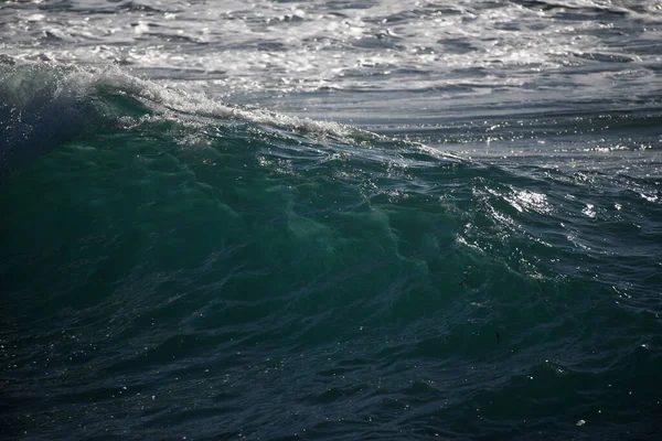 Fantastisk Utsikt Över Vackra Turkosa Havet Med Rullande Vågor — Stockfoto