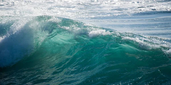 晴れた日にはターコイズブルーの海の水に泡立つ泡の波の壮大な景色 — ストック写真