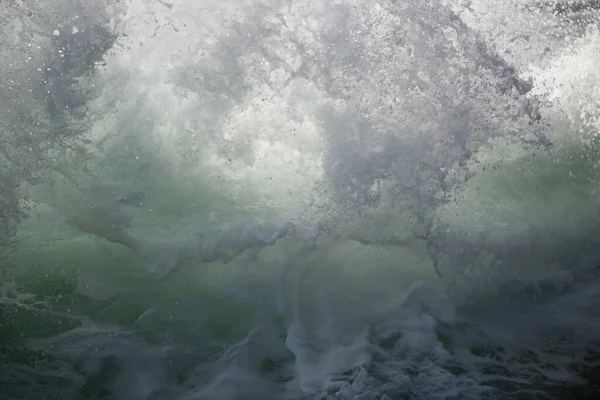 在碧绿的海面上 汹涌澎湃的巨浪从上面掠过 — 图库照片