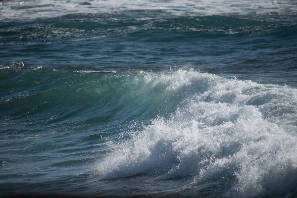 Вид Сильные Волны Плещущиеся Ударяющиеся Чистую Морскую Воду Солнечный День — стоковое фото