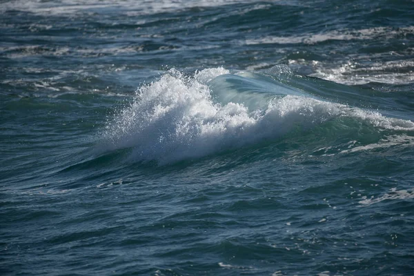 Живописный Вид Красивую Пенную Волну Плескающуюся Поверхность Чистого Бирюзового Моря — стоковое фото