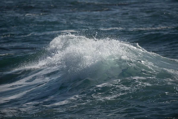 Piękny Widok Potężnej Fali Chlapanie Podczas Toczenia Powierzchni Czystego Morza — Zdjęcie stockowe