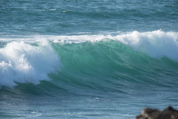 Καταπληκτική Θέα Των Ισχυρών Αφρώδη Κύματα Που Πιτσιλίζουν Και Κυλούν — Φωτογραφία Αρχείου