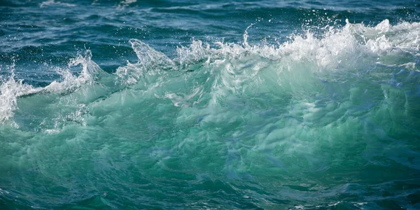 Azul Tempestuoso Quebrando Ondas Oceano — Fotografia de Stock