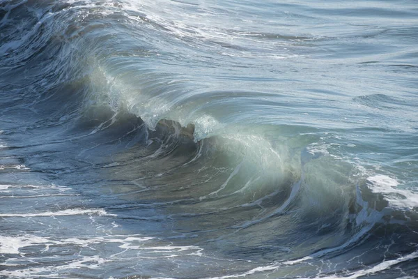 Nádherný Pohled Hladké Vlny Valící Hladině Čisté Mořské Vody Slunečného — Stock fotografie