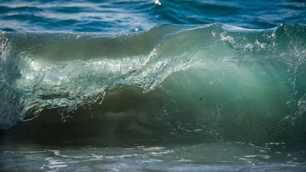 Синий Шторм Разбивает Океанские Волны — стоковое фото