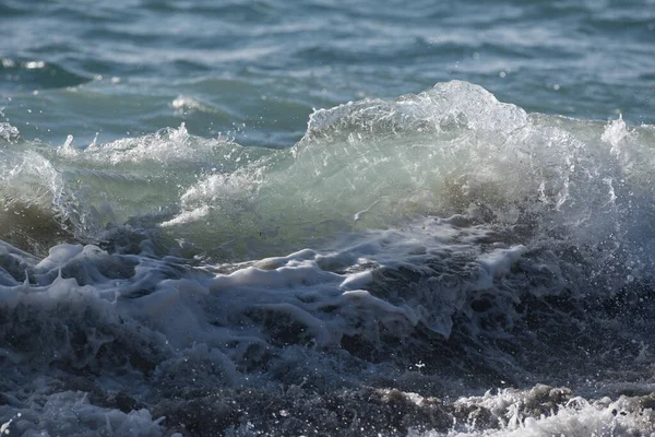 Zbliżenie Czystą Wodę Morską Machającą Pluskającą Słoneczny Dzień — Zdjęcie stockowe