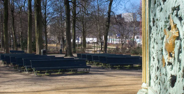 Lavičky Před Stánkem Brussels Park — Stock fotografie